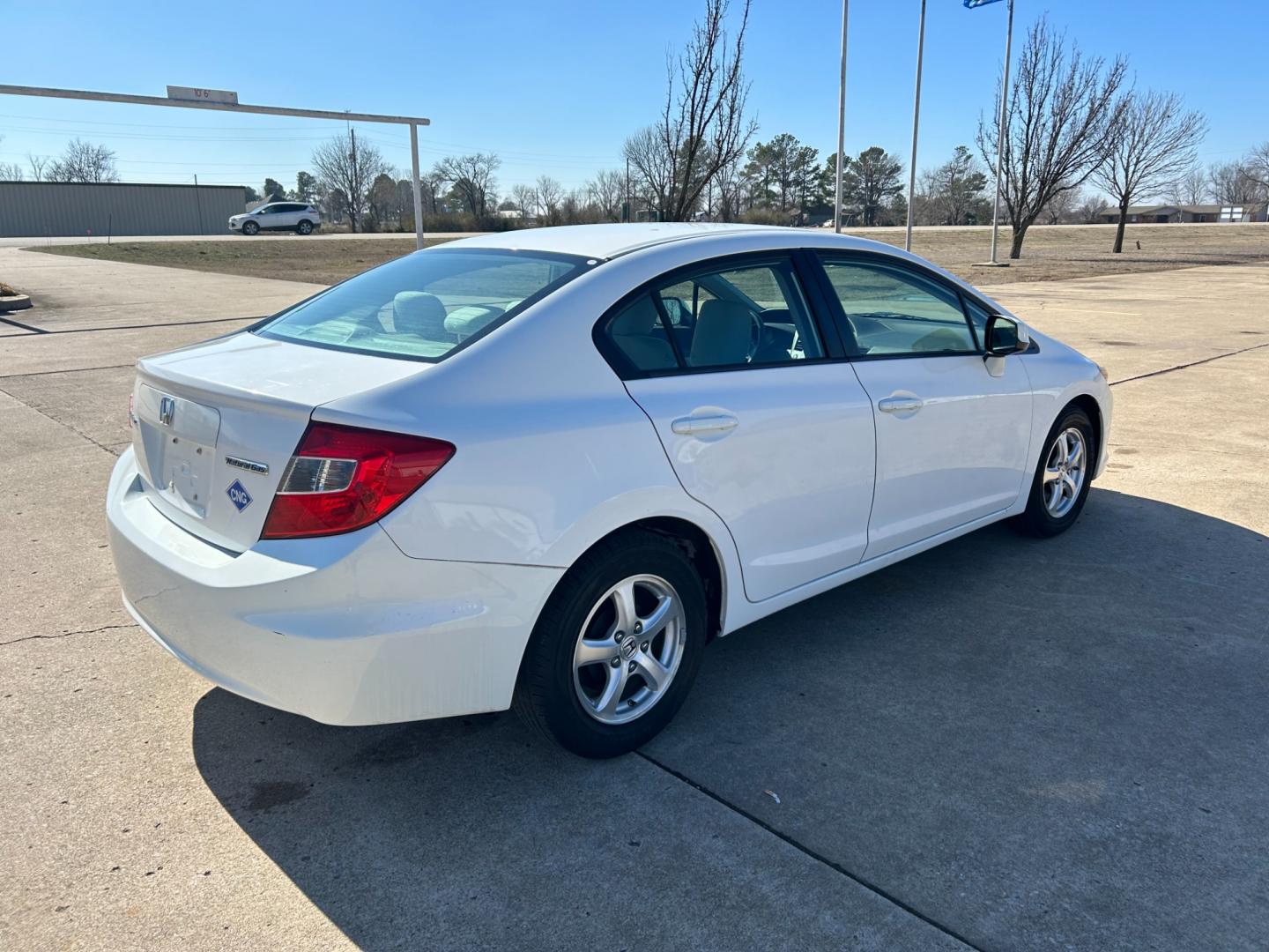 2012 White /Gray Honda Civic CNG Sedan 5-Speed AT (19XFB5F59CE) with an 1.8L L4 SOHC 16V CNG engine, 5-Speed Automatic transmission, located at 17760 Hwy 62, Morris, OK, 74445, (918) 733-4887, 35.609104, -95.877060 - Photo#4